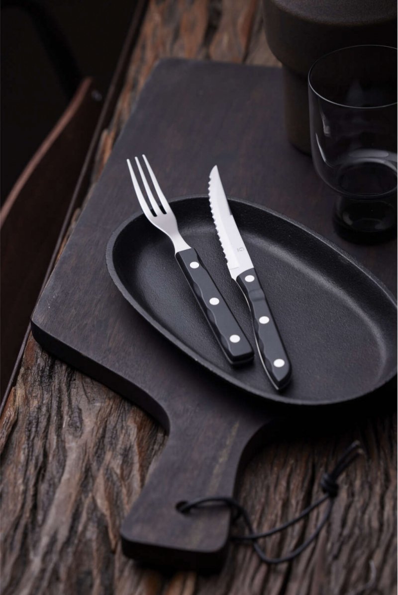 Noże i widelce do mięsa czarne drewniane uchwyty
