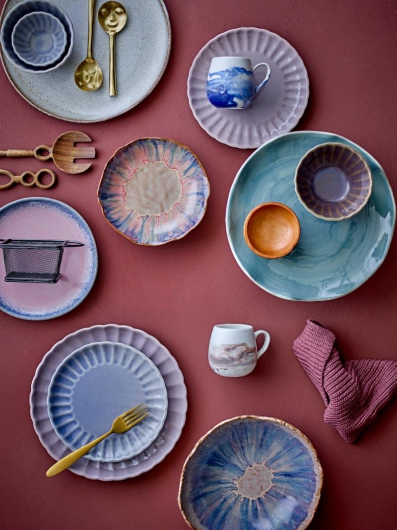 Dekoracyjna misa z kamionki z rustykalnymi brzegami