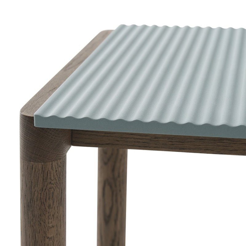 Muuto COUPLE Stolik Kawowy z Ceramicznym Blatem 84x40 cm / Ciemny Dąb - Blat Wavy Piaskowy Sand