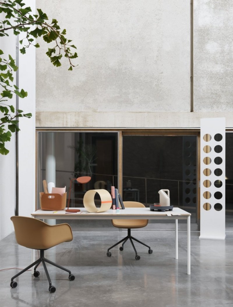 Muuto FIBER ARMCHAIR SWIVEL BASE Krzesło Obrotowe na Kółkach Białe / Siedzisko Tapicerowane Szare Tkanina Canvas 134