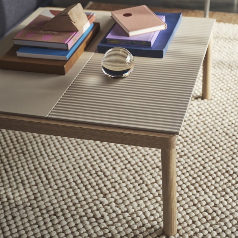 Muuto COUPLE Stolik Kawowy z Ceramicznym Blatem 84x80 cm / Jasny Dąb - Blat Wavy Piaskowy Sand