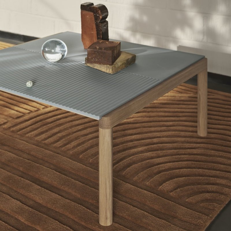 Muuto COUPLE Stolik Kawowy z Ceramicznym Blatem 84x40 cm / Ciemny Dąb - Blat Gładki Piaskowy Sand