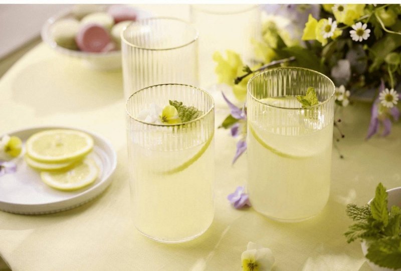 Eleganckie szklanki z żłobionym wzorem i ręcznie malowaną złotą krawędzią