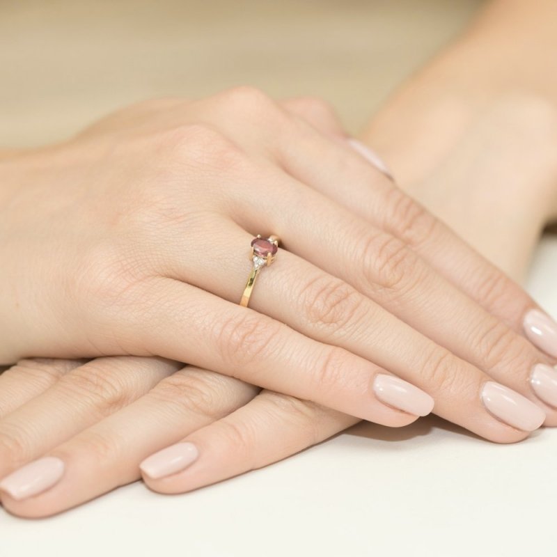 Pierścionek złoty 585 z brylantami 0,05ct rubinem 0,60ct W-301