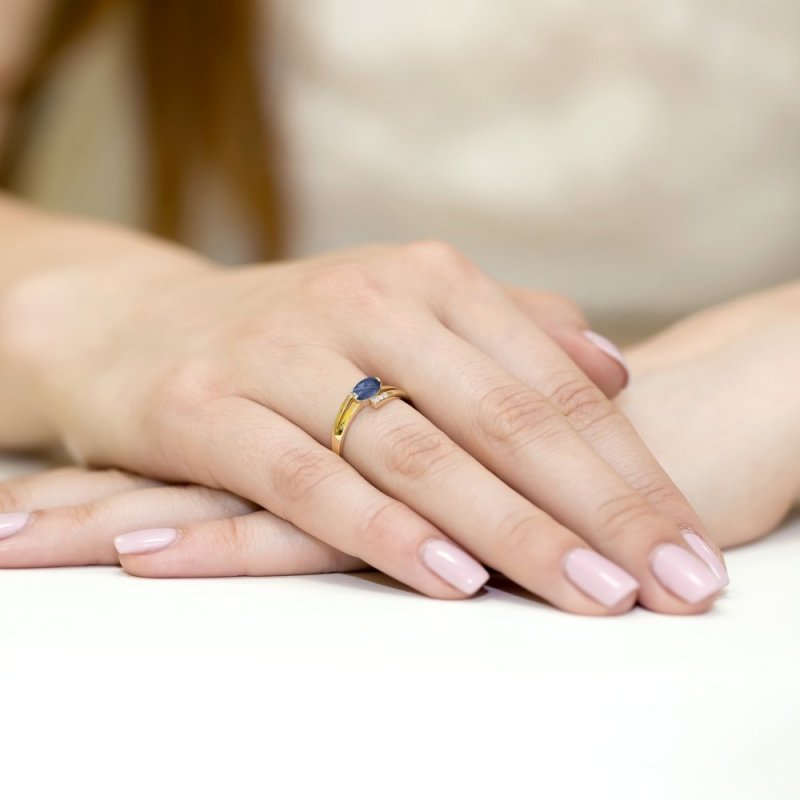 Pierścionek złoty 585 z brylantami 0,05ct szafirem 0,70ct W-119