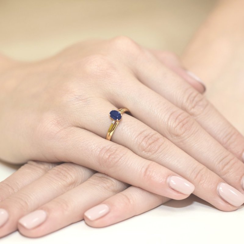 Pierścionek złoty 585 z brylantami 0,03ct szafirem 0,70ct W-68