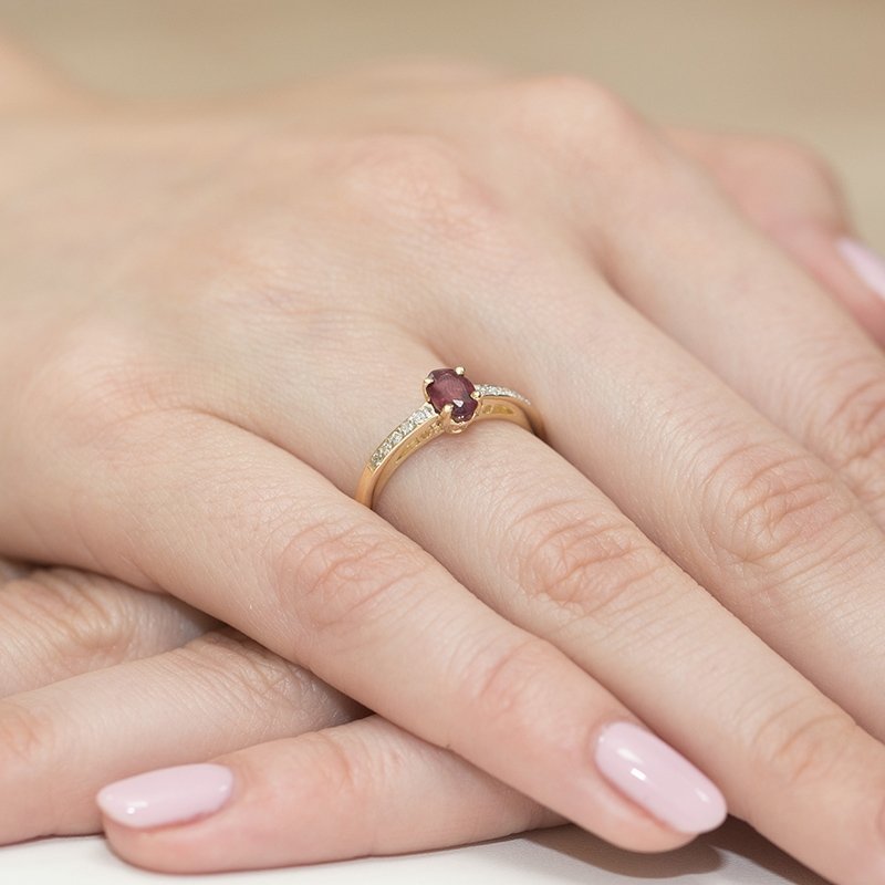 Pierścionek złoty 585 z szafirem 0,70ct brylantami 0,05ct zaręczynowy W-67