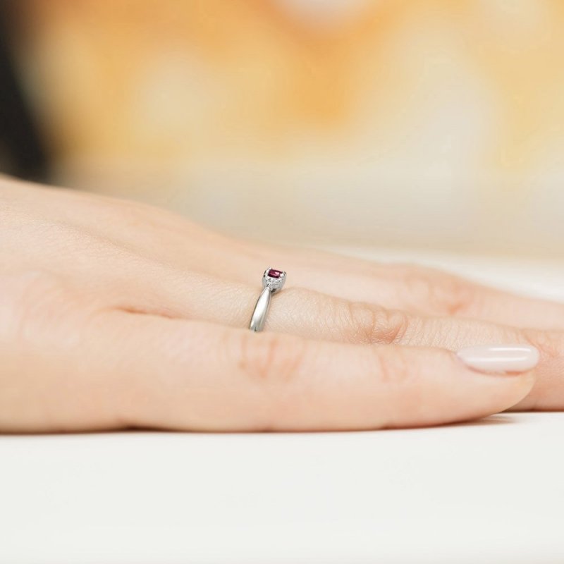 Pierścionek złoty 585 z brylantami 0,03ct rubinem 0,15ct W-428