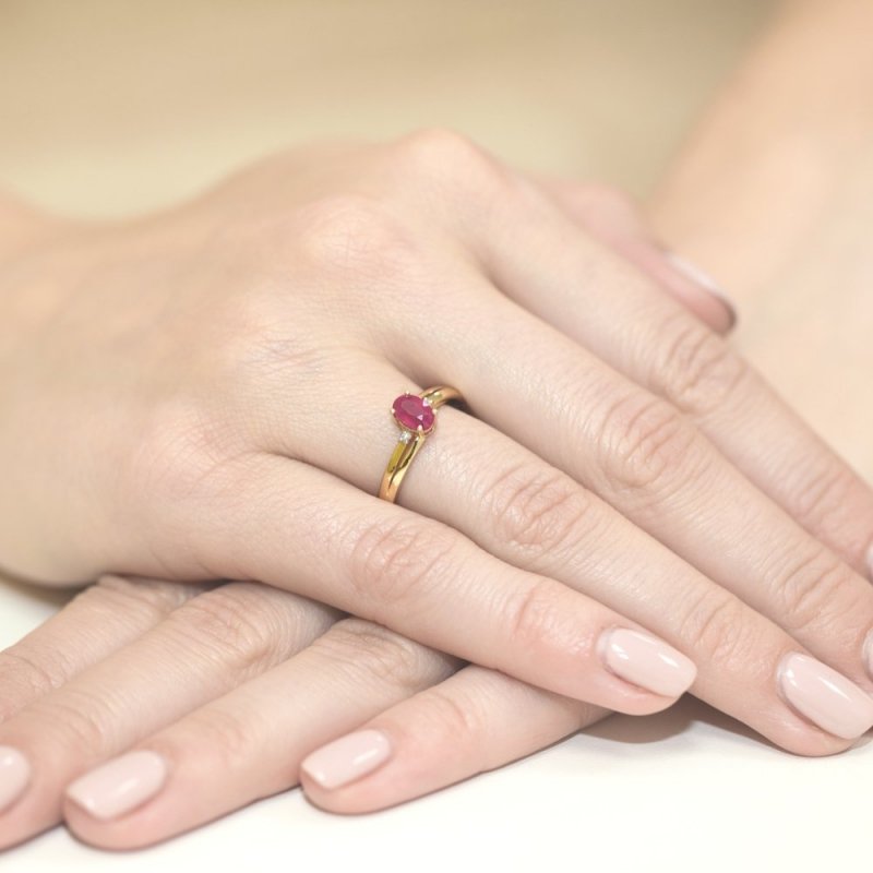Pierścionek złoty 585 z brylantami 0,03ct rubinem 0,60ct W-68