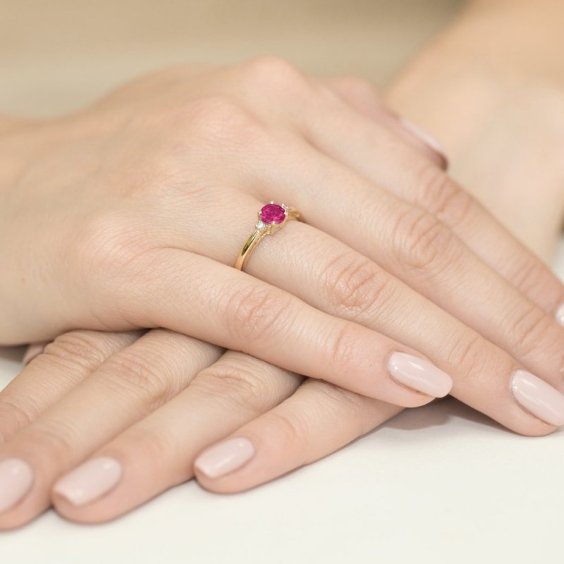Pierścionek złoty 585 z brylantami 0,03ct rubinem 0,60ct W-10