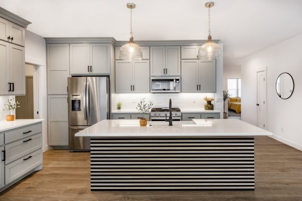 Lamele ścienne Woodline panel akustyczny na czarnym filcu Dąb jasny 30x270 cm