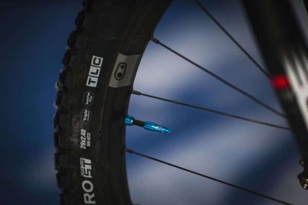 Zawory tubeless Lezyne Tubeless Valve CNC 80 mm — niebieskie, aluminiowe