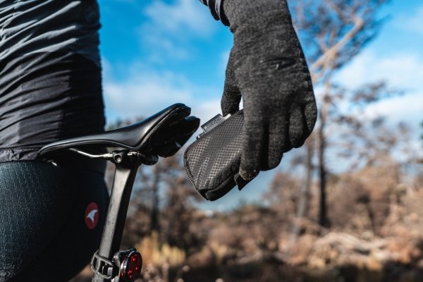 Torba podsiodłowa Lezyne Micro Caddy QR (M) — czarna, system Quick Release