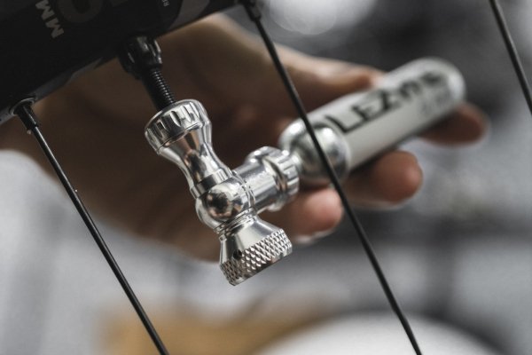 Pompka CO₂ Lezyne Control Drive CNC — czerwona