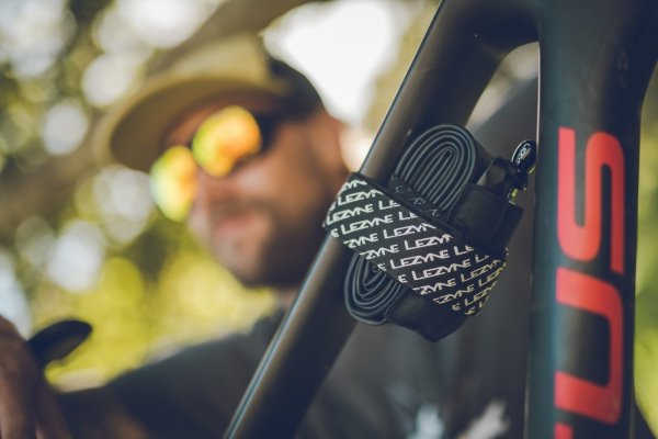 Organizer na ramę / sztycę Lezyne Sendit Caddy — czarny