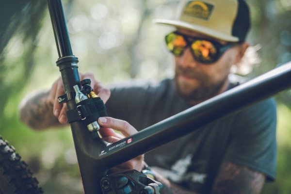 Zestaw naprawczy Lezyne Tubeless CO2 Blaster — czarny/złoty, z 2 nabojami CO₂ 20