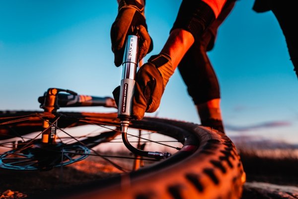 Pompka ręczna Lezyne CNC Pocket Drive HV — czarna, 90 PSI