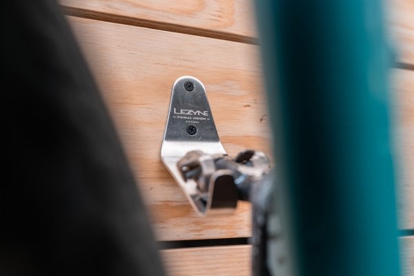 Wieszak ścienny na rower Lezyne Stainless Pedal Hook — srebrny