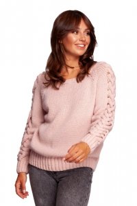 Be Knit BK090 Sweter z szerokim dekoltem i warkoczem na rękawach - różowy