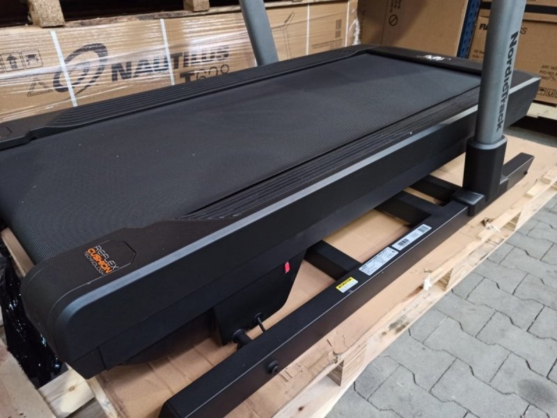 Powystawowa bieżnia Incline Trainer X7i + Roczne członkostwo iFit