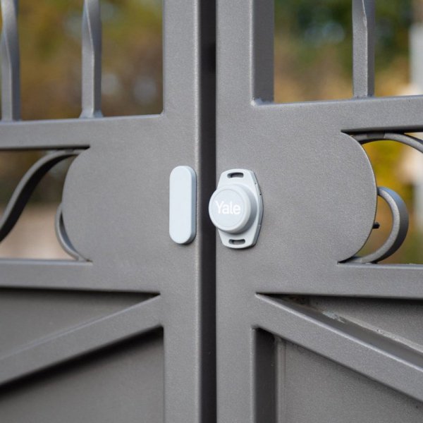 Yale Inteligentny sterownik do garażu 1x Smart Opener , 1x Door Position Sensor, 1x Magnes, 2x Dodatkowy kabel, 2x Taśma instala