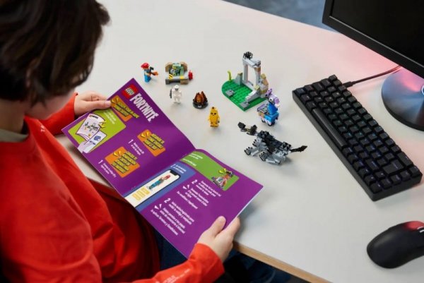 LEGO FORTNITE 77075 PEELY & SPARKPLUG&#039;S CAMP