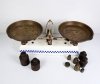 [WAGA szalkowa]. Metalowa waga dwuszalkowa na podstawie ceramicznej. Niemcy? Okres międzywojenny?