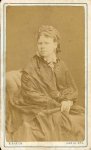 [FOTOGRAFIA portretowa - portret kobiety]. [1875]. Fotografia form. 9,3x5,4 cm na oryg. podkładzie form. 10,5x6,3 cm wykonane w atelier Bronisława Mariona w Warszawie.