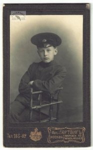 [FOTOGRAFIA portretowa - młody kadet - ujęcie w formacie card de visite].