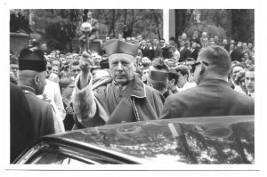 [WYSZYŃSKI Stefan - prymas podczas niezidentyfikowanej uroczystości - fotografia sytuacyjna].