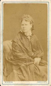 [FOTOGRAFIA portretowa - portret kobiety]. [1875]. Fotografia form. 9,3x5,4 cm na oryg. podkładzie form. 10,5x6,3 cm wykonane w atelier Bronisława Mariona w Warszawie.