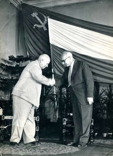 [GOMUŁKA Władysław i Chruszczow Nikita]. 1959. Fotografia form. 29,8x23,8 cm autorstwa Zenona Dmochowskiego.