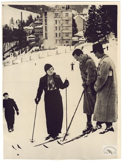 [KRYNICA - holenderska księżniczka Juliana z mężem księciem Bernhardem Lippe-Biesterfeld – na nartach na stoku w Krynicy Zdroju - fotografia prasowa, sytuacyjna].