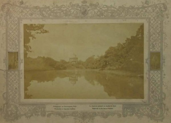 [WARSZAWA - Wodozbiór w Ogrodzie Saskim]. [ok. 1880]. Fotografia form. 17,2x27,3 cm na oryg. podkładzie form. ca 33x48 cm autorstwa Konrada Brandla w Warszawie.