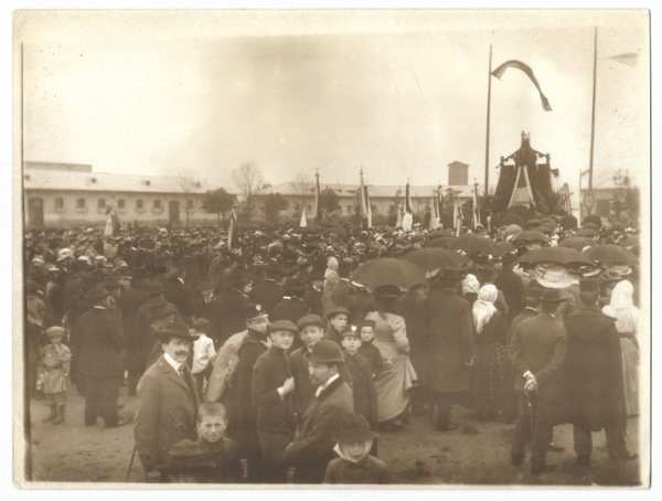 [Uroczystości kościelne 2 - procesja na ulicach miasta - fotografia sytuacyjna].