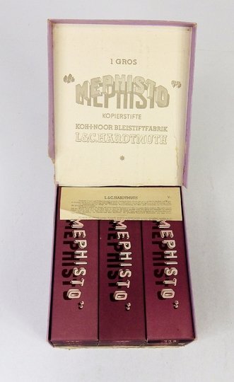 [OŁÓWKI, L. &amp; C. Hardtmuth]. Pudełko kartonowe zbiorcze z kompletem 12 pudełek, w każdym 12 ołówków marki Mephisto.