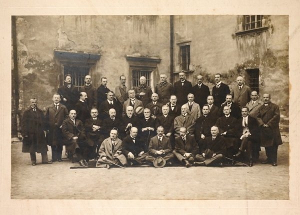 [LWÓW - Zakład Ubezpieczenia od Wypadków - kierownictwo wraz z dyrektorem Bolesławem Drewniewskim, pracownicy i sympatycy - fotografia zbiorowa]