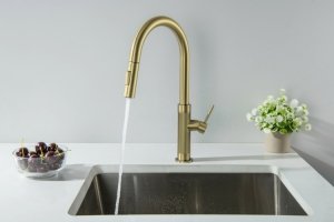 BLUE WATER Bateria kuchenna z wyciąganą wylewką Stinger złoto szampańskie (mosiądz antyczny)