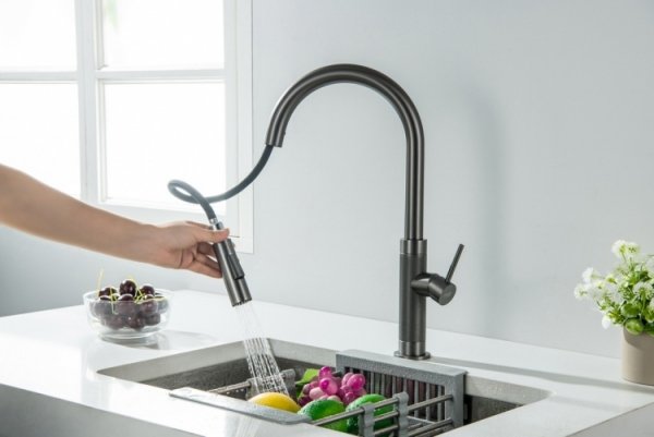 BLUE WATER Bateria kuchenna z wyciąganą wylewką Stinger grafit (Gun Metal)