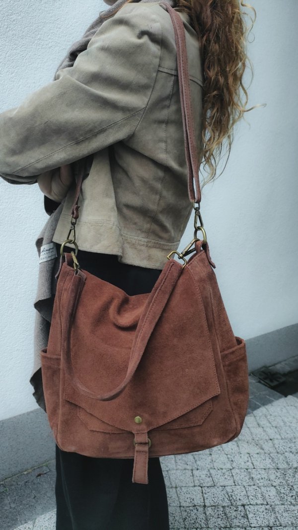 Zamszowa torebka worek listonoszka brązowa