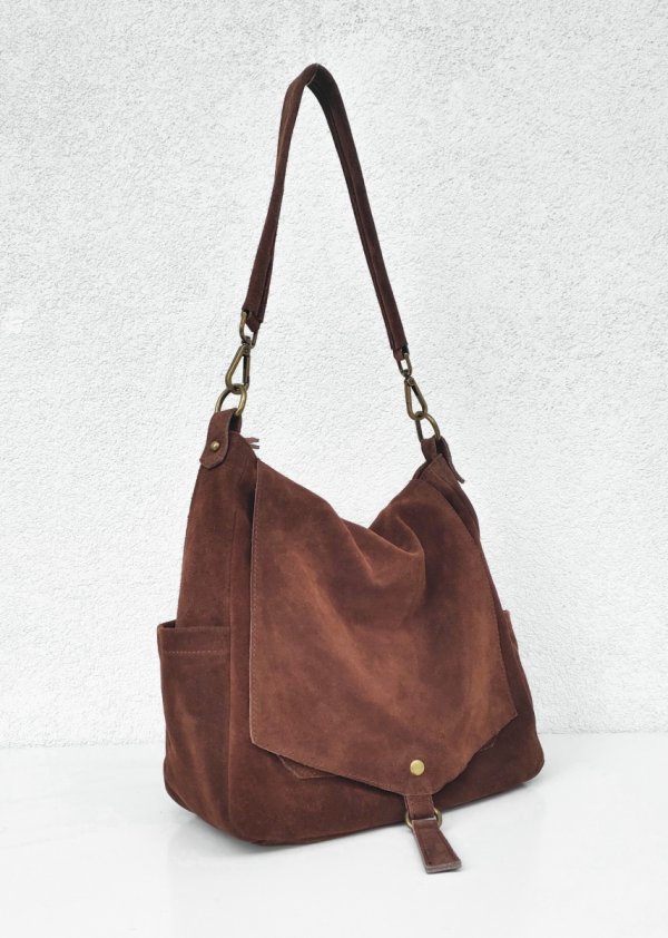 Zamszowa torebka worek listonoszka brązowa