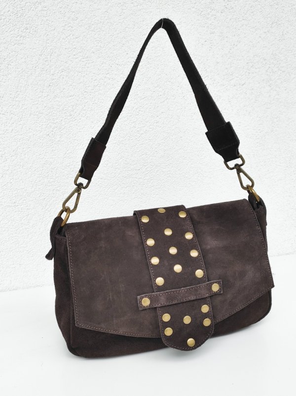 Zamszowa czekoladowa torebka listonoszka z ćwiekami