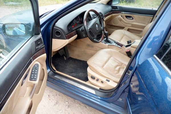 _Błotnik przód prawy BMW 5 E39 2002 Kombi (Kod lakieru: TOPASBLAU METALLIC (364))