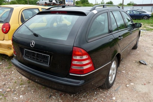 Zderzak przód Mercedes C-Klasa W203 2002 Kombi (Kod lakieru: 040)