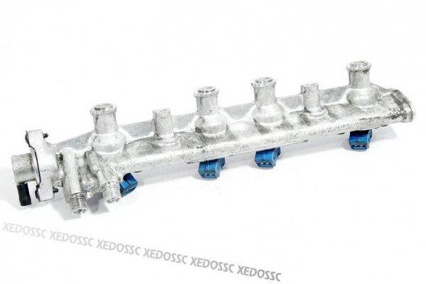 LISTWA WTRYSKOWA VOLVO 440 95 2.0 7700857327M