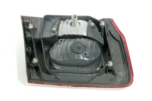 LAMPA W KLAPĘ TYŁ PRAWA MAZDA 626 GF 01-02 SEDAN