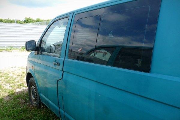 Szyba tył w drzwiach lewa VW Transporter T5 2005 Bus 