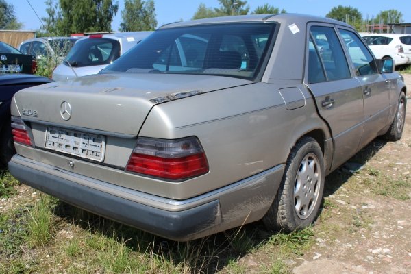 Most dyfer tył Mercedes W124 1989 2.3i 102982 Sedan 