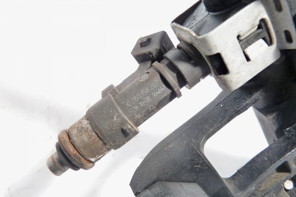 Listwa wtryskowa Ford Fiesta MK7 2009 1.25i Hatchback 3-drzwi