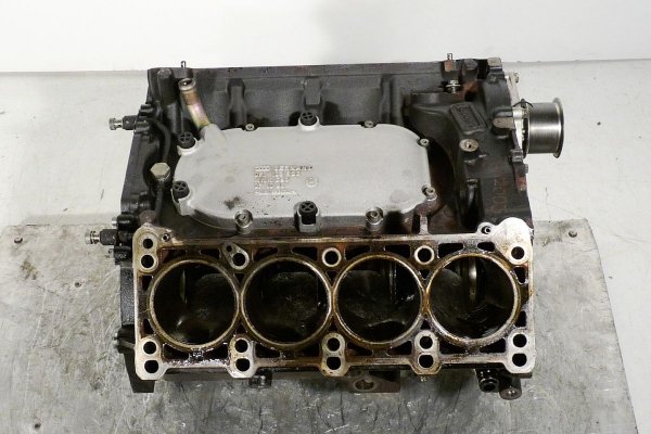 Blok silnika V8 na stolik Audi A8 